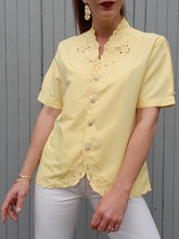 Charger l'image dans la galerie, Blouse vintage Linsee - Broderies florale à l'encolure. Taille M, 38, 40. Bleu Bonheur.
