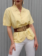 Charger l'image dans la galerie, Blouse vintage Linsee - Broderies florale à l'encolure. Taille M, 38, 40. Bleu Bonheur.