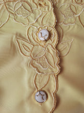Charger l'image dans la galerie, Blouse vintage Linsee - Broderies florale à l'encolure. Taille M, 38, 40. Bleu Bonheur.
