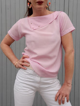 Charger l'image dans la galerie, Haut vintage Candice - Col asymétrique clouté. Rose marshmallow. Taille XS, 34, 36