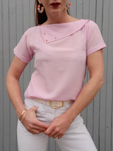 Charger l'image dans la galerie, Haut vintage Candice - Col asymétrique clouté. Rose marshmallow. Taille XS, 34, 36