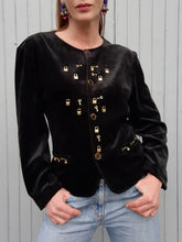 Charger l'image dans la galerie, Blazer vintage Perrine - Panne de Velours noire orné de breloques. Taille XL, 42, 44. Made in France.