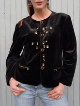 Charger l'image dans la galerie, Blazer vintage Perrine - Panne de Velours noire orné de breloques. Taille XL, 42, 44. Made in France.