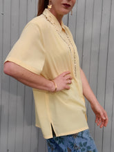 Charger l'image dans la galerie, Chemisette vintage Nadia - Col en dentelle ajourée. Jaune. Taille XXL, 44, 46.