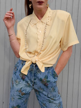 Charger l'image dans la galerie, Chemisette vintage Nadia - Col en dentelle ajourée. Jaune. Taille XXL, 44, 46.