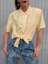 Charger l'image dans la galerie, Chemisette vintage Nadia - Col en dentelle ajourée. Jaune. Taille XXL, 44, 46.