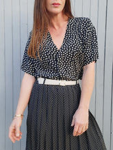 Charger l'image dans la galerie, Chemisette vintage Lou - A nouer. Pois noirs et blancs. Taille XL, 42, 44. Made in France