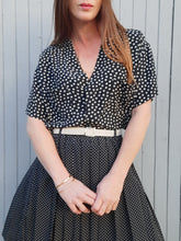 Charger l'image dans la galerie, Chemisette vintage Lou - A nouer. Pois noirs et blancs. Taille XL, 42, 44. Made in France
