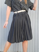 Charger l'image dans la galerie, Jupe plissée vintage Caroline - Noire à pois blancs. Taille M, 38, 40