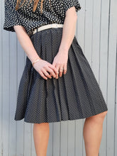 Charger l'image dans la galerie, Jupe plissée vintage Caroline - Noire à pois blancs. Taille M, 38, 40