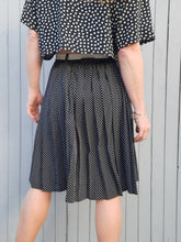 Charger l'image dans la galerie, Jupe plissée vintage Caroline - Noire à pois blancs. Taille M, 38, 40