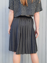 Charger l'image dans la galerie, Jupe plissée vintage Caroline - Noire à pois blancs. Taille M, 38, 40
