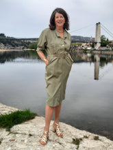 Charger l'image dans la galerie, Robe vintage Loéline - Saharienne kaki. Taille XL, 42, 44. Made in France.