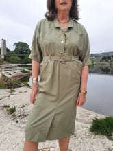 Charger l'image dans la galerie, Robe vintage Loéline - Saharienne kaki. Taille XL, 42, 44. Made in France.
