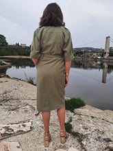 Charger l'image dans la galerie, Robe vintage Loéline - Saharienne kaki. Taille XL, 42, 44. Made in France.