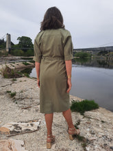 Charger l'image dans la galerie, Robe vintage Loéline - Saharienne kaki. Taille XL, 42, 44. Made in France.