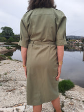 Charger l'image dans la galerie, Robe vintage Loéline - Saharienne kaki. Taille XL, 42, 44. Made in France.