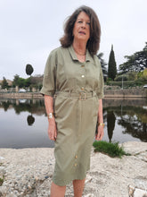 Charger l'image dans la galerie, Robe vintage Loéline - Saharienne kaki. Taille XL, 42, 44. Made in France.