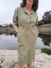Charger l'image dans la galerie, Robe vintage Loéline - Saharienne kaki. Taille XL, 42, 44. Made in France.