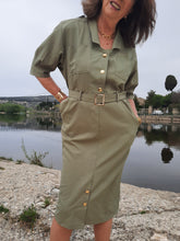 Charger l'image dans la galerie, Robe vintage Loéline - Saharienne kaki. Taille XL, 42, 44. Made in France.