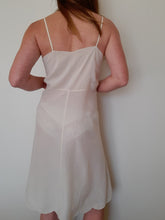 Charger l'image dans la galerie, Nuisette vintage Amanda - Brodeies nœuds. Taille S, 36, 38.