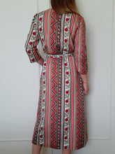 Charger l'image dans la galerie, Déshabillé vintage Léna - Fleurs et rayures rose et vert. Taille M, 38, 40. Lingelor. Made in France.