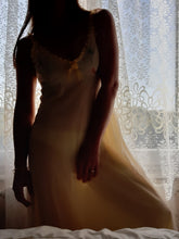 Charger l'image dans la galerie, Nuisette vintage Leslee - En voile jaune, broderies florales. Taille S, 36, 38.