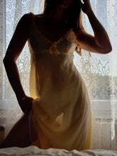 Charger l'image dans la galerie, Nuisette vintage Leslee - En voile jaune, broderies florales. Taille S, 36, 38.