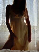 Charger l'image dans la galerie, Nuisette vintage Leslee - En voile jaune, broderies florales. Taille S, 36, 38.