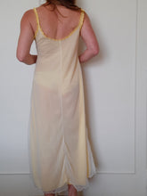 Charger l'image dans la galerie, Nuisette vintage Leslee - En voile jaune, broderies florales. Taille S, 36, 38.