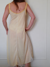 Charger l'image dans la galerie, Nuisette vintage Leslee - En voile jaune, broderies florales. Taille S, 36, 38.