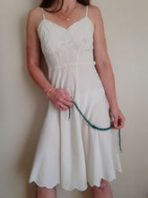 Charger l'image dans la galerie, Nuisette vintage Amanda - Brodeies nœuds. Taille S, 36, 38.