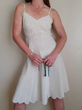 Charger l'image dans la galerie, Nuisette vintage Amanda - Brodeies nœuds. Taille S, 36, 38.