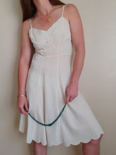 Charger l'image dans la galerie, Nuisette vintage Amanda - Brodeies nœuds. Taille S, 36, 38.