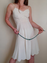 Charger l'image dans la galerie, Nuisette vintage Amanda - Brodeies nœuds. Taille S, 36, 38.