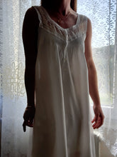 Charger l'image dans la galerie, Chemise de nuit vintage Virginia - Broderies ajourées. Taille L, 40, 42.
