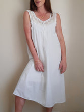 Charger l'image dans la galerie, Chemise de nuit vintage Virginia - Broderies ajourées. Taille L, 40, 42.