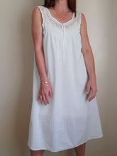 Charger l'image dans la galerie, Chemise de nuit vintage Virginia - Broderies ajourées. Taille L, 40, 42.