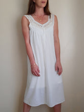 Charger l'image dans la galerie, Chemise de nuit vintage Virginia - Broderies ajourées. Taille L, 40, 42.