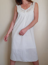 Charger l'image dans la galerie, Chemise de nuit vintage Virginia - Broderies ajourées. Taille L, 40, 42.