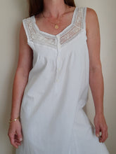 Charger l'image dans la galerie, Chemise de nuit vintage Virginia - Broderies ajourées. Taille L, 40, 42.