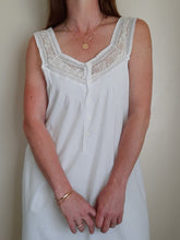 Charger l'image dans la galerie, Chemise de nuit vintage Virginia - Broderies ajourées. Taille L, 40, 42.