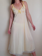 Charger l'image dans la galerie, Nuisette vintage Leslee - En voile jaune, broderies florales. Taille S, 36, 38.
