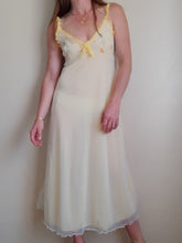 Charger l'image dans la galerie, Nuisette vintage Leslee - En voile jaune, broderies florales. Taille S, 36, 38.