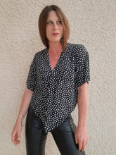 Charger l'image dans la galerie, Chemisette vintage Lou - A nouer. Pois noirs et blancs. Taille XL, 42, 44. Made in France