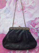Charger l'image dans la galerie, Pochette vintage Christelle - Forme porte monnaie. Fermoir argenté