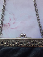 Charger l'image dans la galerie, Pochette vintage Christelle - Forme porte monnaie. Fermoir argenté