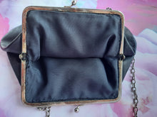 Charger l'image dans la galerie, Pochette vintage Christelle - Forme porte monnaie. Fermoir argenté