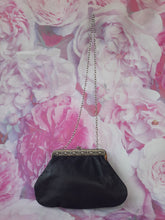 Charger l'image dans la galerie, Pochette vintage Christelle - Forme porte monnaie. Fermoir argenté