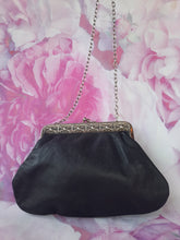 Charger l'image dans la galerie, Pochette vintage Christelle - Forme porte monnaie. Fermoir argenté